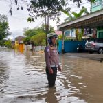 Aiptu Usman Anggota Satlantas Polres Bulukumba Terjun Langsung Evakuasi Warga Terjebak Banjir
