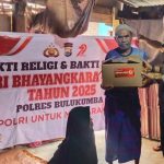 Hati Mulia Anggota Polisi Di Bulukumba, Bantu Lansia Tunanetra Yang Sakit