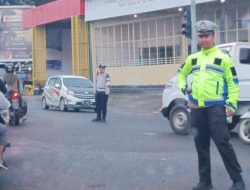 Hujan, Polisi Lalulintas di Bulukumba Tetap Semangat Atur Kendaraan 