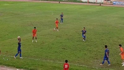 Laga sepak bola antara tim Bulukumba melawan Jeneponto di stadion mini