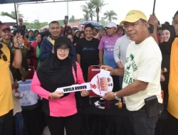 Istri Polisi Bawa Pulang Motor Baru, Menang Undian di Acara Jalan Sehat