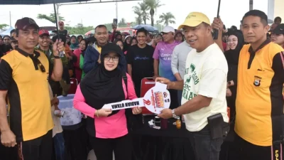 Istri Polisi Bawa Pulang Motor Baru, Menang Undian di Acara Jalan Sehat