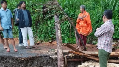 Kondisi jalan putus akibat longsor yang melanda kawasan pesisir Kecamatan Herlang, Bulukumba.