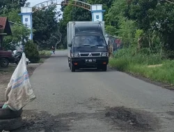 Jalan Rusak Mengintai Pengedara di Jalan Poros Bicari-Bontonyeleng