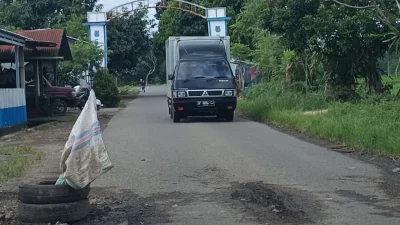 Kondisi jalan berlubang di poros Bacari ke Bontonyeleng, Bulukumba