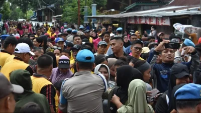 Ribuan warga antusias mengikuti jalan sehat yang digelar Polres Bulukumba di kawasan Pantai Merpati.