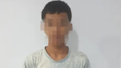 Suasana di Polres Bulukumba saat pelaku penikaman dua remaja menyerahkan diri didampingi keluarga