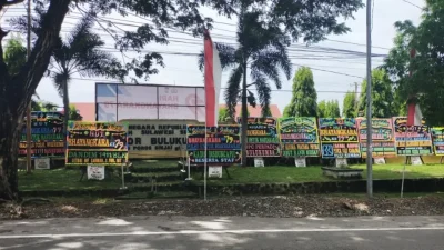 Deretan karangan bunga pesanan pelanggan di Kios Bunga Bang Andy Florist Bulukumba.