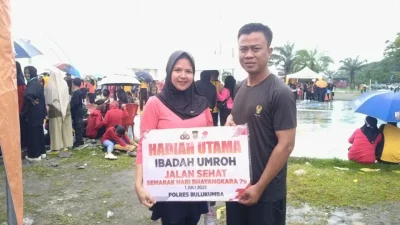 Irmawati anggota Persit penerima hadiah umroh di acara jalan sehat Polres Bulukumba