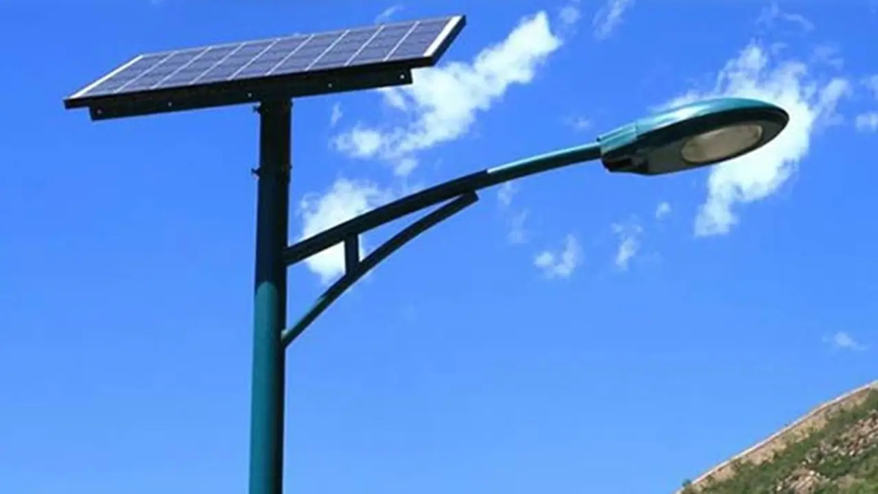 Kondisi jalan di Kabupaten Bulukumba yang gelap pada malam hari akibat PJU rusak