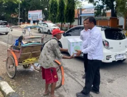 Polisi Berbagi ke Tukang Becak dan Warga Kurang Mampu