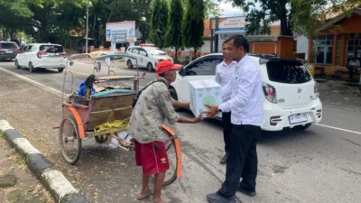 Personel Polres Bulukumba membagikan sembako kepada tukang becak