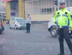 Hujan, Polisi Lalulintas di Bulukumba Tetap Semangat Atur Kendaraan 