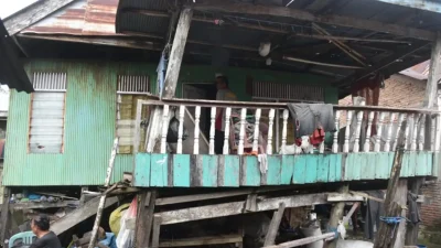 Kapolres Bulukumba AKBP Restu Wijayanto meninjau langsung kondisi rumah reot milik Nenek Jawiah di Kelurahan Ela-ela.