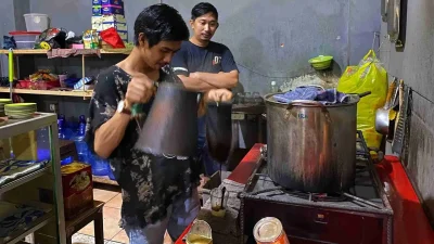 Suasana pengunjung saat menikmati sajian kopi tradisional di Warkop Ratulangi Bulukumba.
