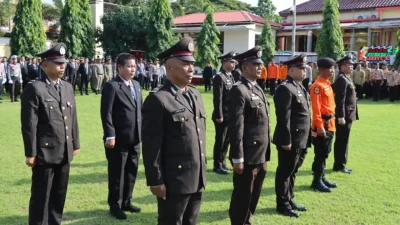 Sembilan anggota polisi berprestasi menerima piagam penghargaan dari Polres Bulukumba