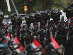 Dansat Brimob Polda Sulsel Berganti