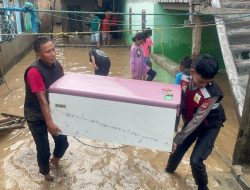 Bintara Hingga Perwira Berjibaku Bantu Korban Banjir