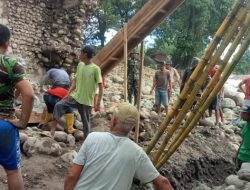 Warga Desa Bialo Patungan Perbaiki Jembatan Bungen Yang Putus