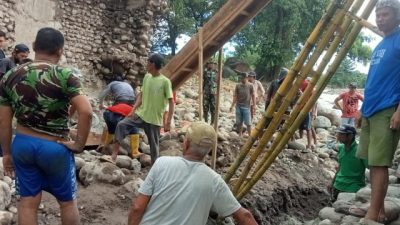 Warga Desa Bialo Patungan Perbaiki Jembatan Bungen Yang Putus