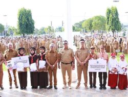 Tepati Janji Politik, Andi Utta -Edy Manaf Serahkan Bantuan Seragam Sekolah Gratis