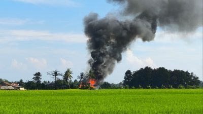 Breaking News : Kebakaran Hanguskan Rumah dan Motor Warga Palambarae