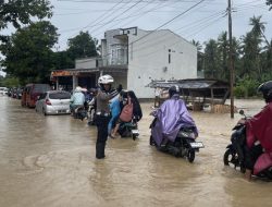 Tak Kenal Lelah, Polisi Atur Lalu Lintas di Tengah Banjir