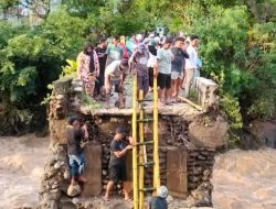 Warga Bertaruh Nyawa Seberangi Sungai Pakai Tangga Bambu