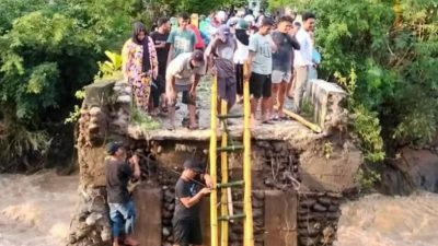 Warga Bertaruh Nyawa Seberangi Sungai Pakai Tangga Bambu