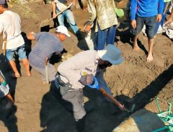 Bhabinkamtibmas Aiptu Jusman Bersama Warga Perbaiki Hulu Irigasi