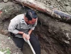 Polisi Inspiratif di Bulukumba Bantu Warga Gali Kuburan