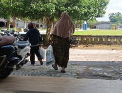 Desa Bontonyeleng Dapat 260 Karung Beras Bantuan Bulog