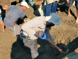 Bhabinkamtibmas Aiptu Jusman Bersama Warga Perbaiki Hulu Irigasi