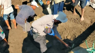 Bhabinkamtibmas Aiptu Jusman Bersama Warga Perbaiki Hulu Irigasi