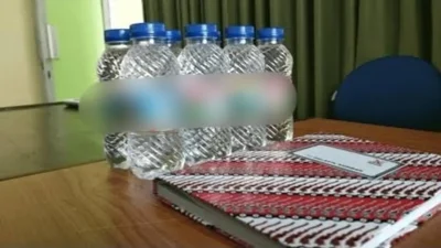 Penggunaan air botol kemasan plastik yang masih banyak ditemukan di sejumlah instansi di Bulukumba