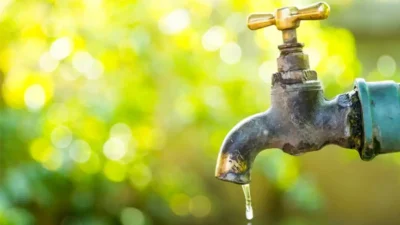 Warga Bulukumba menunjukkan kondisi air PDAM yang tidak mengalir ke rumah pelanggan.