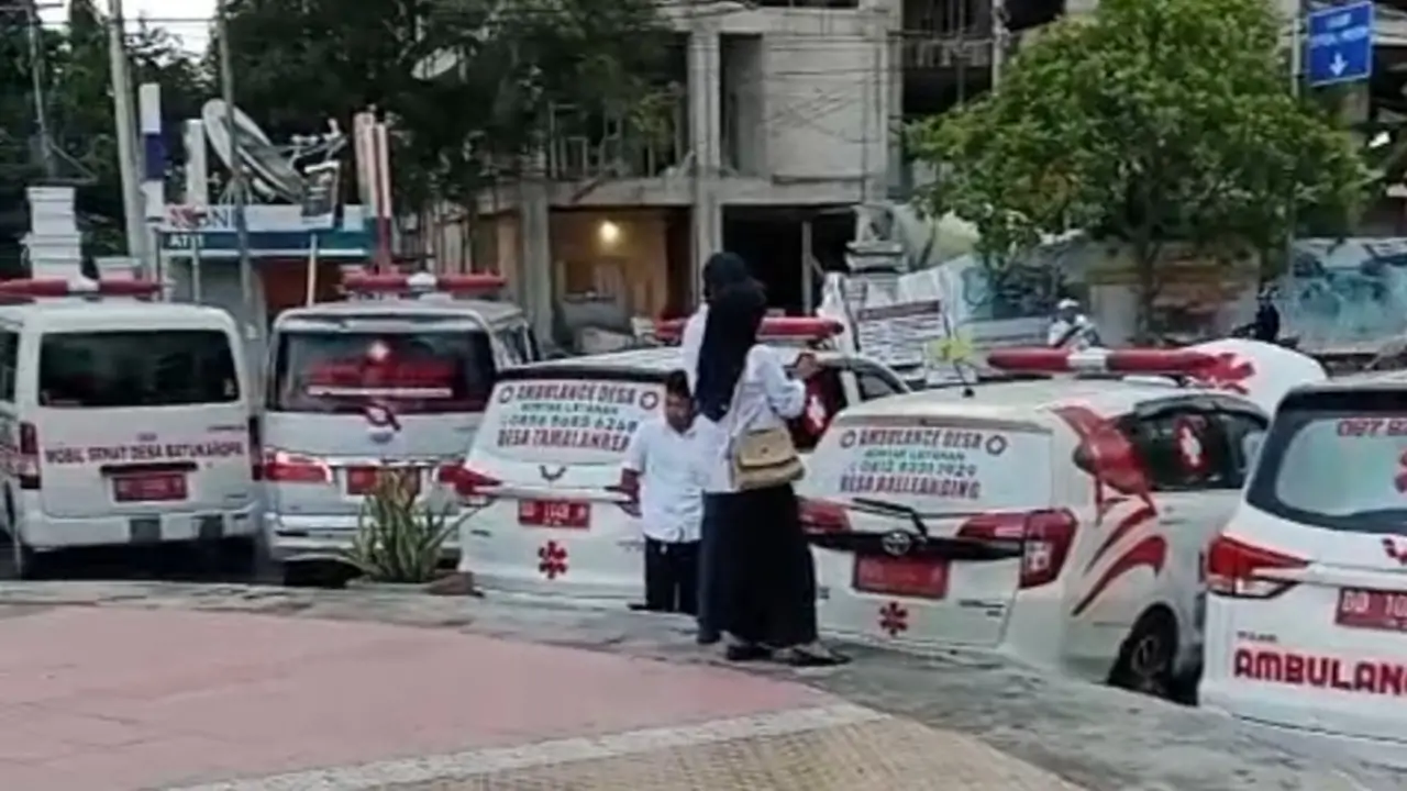 Deretan ambulans desa terparkir di depan Kantor Bupati Bulukumba