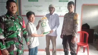 Penyaluran bantuan beras Bulog kepada warga Desa Tamaona