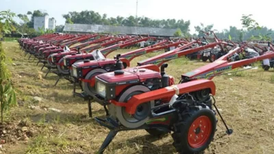 Ilustrasi bantuan mesin traktor pertanian untuk kelompok tani di Bulukumba.