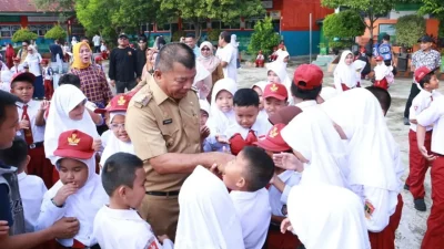 Bupati Bulukumba Andi Muchtar Ali Yusuf meninjau hari pertama sekolah di SDN 2 Bulukumba.