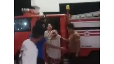 Petugas Damkar Bulukumba mengevakuasi warga sakit ke rumah sakit