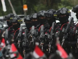 Dansat Brimob Polda Sulsel Berganti