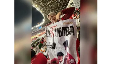Hilda Amanda Safir membentangkan spanduk dukungan di GBK
