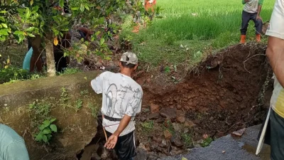 Kondisi aliran air yang meluap akibat irigasi induk jebol di Desa Bontoyeleng, Bulukumba.