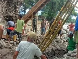 Warga Desa Bialo Patungan Perbaiki Jembatan Bungen Yang Putus