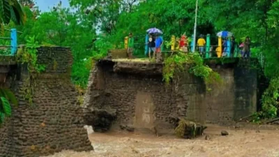 Jembatan Bungeng di Desa Bialo putus akibat banjir