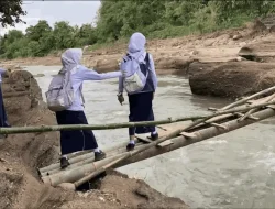Puluhan Siswa Lewat Jembatan Darurat ke Sekolah