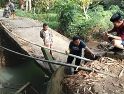 Jembatan Putus, Aktivitas Warga Dua Desa di Kecamatan Herlang Lumpuh