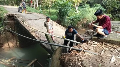 Kondisi jembatan ambruk di ruas Lassanru-Pattonga Kecamatan Herlang Bulukumba.
