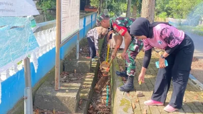 TNI dan aparat Desa Bontonyeleng kerja bakti Jumat Bersih di sekitar kantor desa